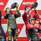 Pembalap finis 1-3 di MotoGP Belanda: Marco Bezzecchi, Pecco Bagnaia, dan Maverick Vinales. (Vincent Jannink / ANP / AFP)