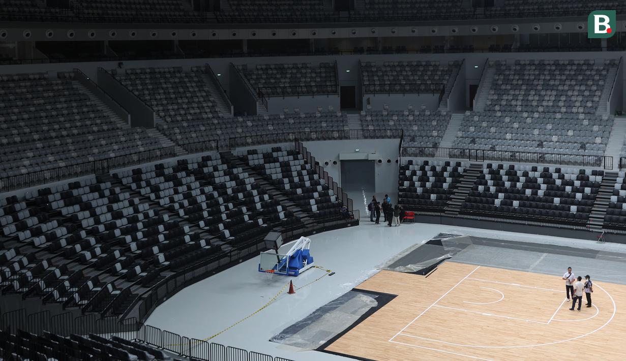 Lapangan utama dan deretan bangku tribun yang dilihat dari Royal Box Indonesia Arena, Senayan, Jakarta, Selasa (25/07/2023). Indonesia Arena akan menjadi salah satu venue perhelatan akbar Piala Dunia Basket 2023 yang akan berlangsung 25 Agustus 2023 mendatang. (Bola.com/Bagaskara Lazuardi)