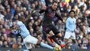 Gelandang Arsenal, Aaron Ramsey, berusaha melewati gelandang Manchester City, Fernandinho, pada laga Premier League di Stadion Ettihad, Manchester, Minggu (5/11/2017). City menang 3-1 atas Arsenal. (AP/Martin Rickett)