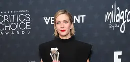 Rhea Seehorn berhasil meraih pemenang “Best Actress In A Drama Series”. dalam Critics Choice Awards. Pada momentum ini, ia mengenakan gaun Louis Vuitton  hitam dengan material silk crepe disertai cutting high collar dan sentuhan statement bahu lebar.