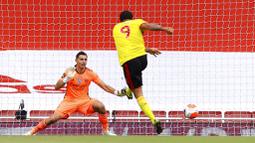 Pemain Watford, Troy Deeney, mencetak gol penalti ke gawang Arsenal pada laga Premier League di Stadion Emirates, Minggu (26/7/2020). Arsenal menang 3-2 atas Watford. (AP photo/Julian Finney, Pool)