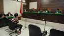 Salah seorang terdakwa pasangan sejenis (gay) di Aceh saat menghadiri persidangannya di pengadilan syariah di Banda Aceh (17/5). Majelis hakim Mahkamah Syar'iyah Banda Aceh memvonis terdakwa dengan 85 kali cambuk. (AFP/Chaideer Mahyuddin)