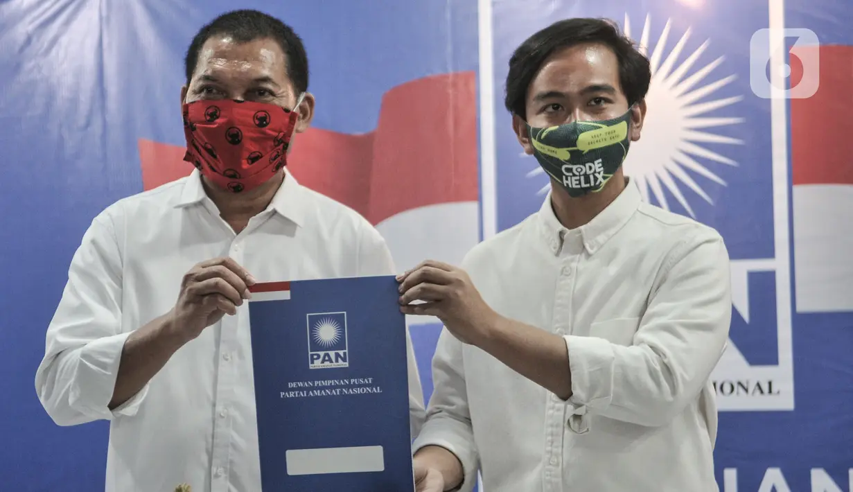 Bakal calon Wali Kota dan Wakil Wali Kota Solo, Gibran Rakabuming Raka dan Teguh Prakosa menunjukkan surat rekomendasi dari PAN saat menggelar pertemuan di Jakarta, Rabu (12/8/2020). PAN telah resmi memberikan dukungannya kepada Gibran dan Teguh pada Pilkada Solo 2020. (merdeka.com/Iqbal Nugroho)