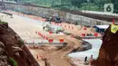 Aktivitas pekerja proyek pembangunan Jalan Tol Lingkar Luar Jakarta (JORR) II ruas Cinere-Serpong di kawasan Pondok Cabe, Tangerang Selatan, Banten, Jumat (13/12/2019). Saat ini, lahan yang sudah dibebaskan dalam proyek tersebut sebanyak 83 persen. (Liputan6.com/Faizal Fanani)