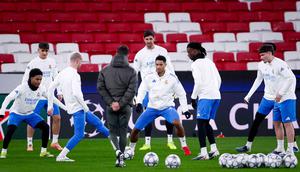 Alvaro Arbeloa menegaskan keengganannya melewati babak playoff karena akan membuat jadwal Real Madrid kian padat. Tampak dalam foto, gelandang Real Madrid asal Inggris, Jude Bellingham (tengah) dan rekan-rekan setimnya berlatih jelang matchweek kedelapan Liga Champions 2025-2026 melawan SL Benfica di stadion Luz, Lisbon pada Selasa 27 Januari 2026. (FILIPE AMORIM/AFP)
