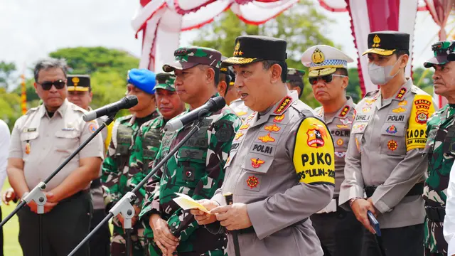 Kapolri Listyo Sigit Prabowo memimpin apel Operasi Lilin 2024 di Lapangan Puputan Margarana Renon, Denpasar, Bali, Jumat (20/12/2024).