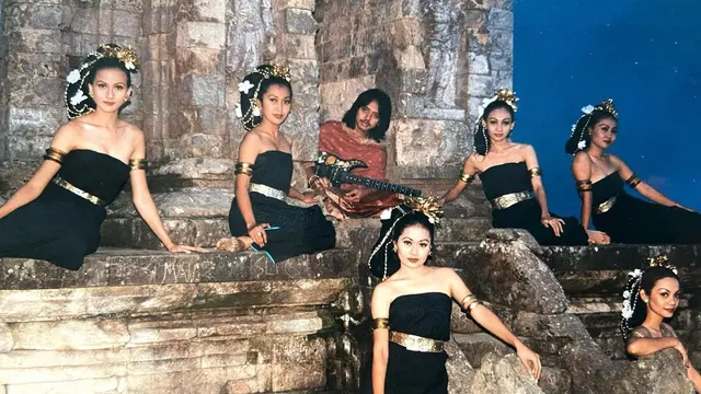 Tampil Beda, Ini 6 Potret Dewa Budjana Bawa Gitar di Berbagai Tempat Estetik