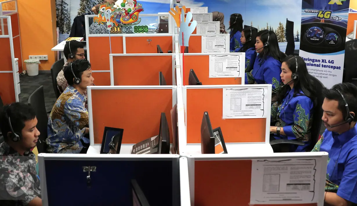Suasana pusat layanan pelanggan XL di Jakarta, Senin (21/12/2015). Petugas melayani pelanggan dengan ramah untuk memberikan pelayanan yang prima menjelang Natal dan Tahun Baru. (Liputan6.com/Angga Yuniar)   