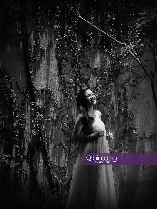 "Habis itu ada orang yang nawarin bilang ke mama, anaknya tuh bisa syuting. Karena nggak yakin, Mama cuma nyuekin begitu saja, orang itu tetap datang ke sekolah minta nomor mama ke aku," lanjut Syifa. (Bambang E. Ros/Bintang.com)