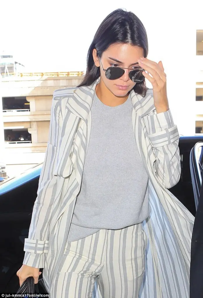 Padu padan motif stripes ala Kendall Jenner. (Image: dailymail.co.uk.jpg)