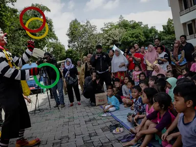 Badut yang tergabung dalam komunitas Aku Badut Indonesia (ABI) menghibur anak-anak di pengungsian korban banjir di Gor Pangadegan, Jakarta, Selasa (7/1/2020). Trauma healing diberikan para badut sebagai bentuk kepedulian terhadap anak-anak korban banjir Jakarta. (Liputan6.com/Faizal Fanani)