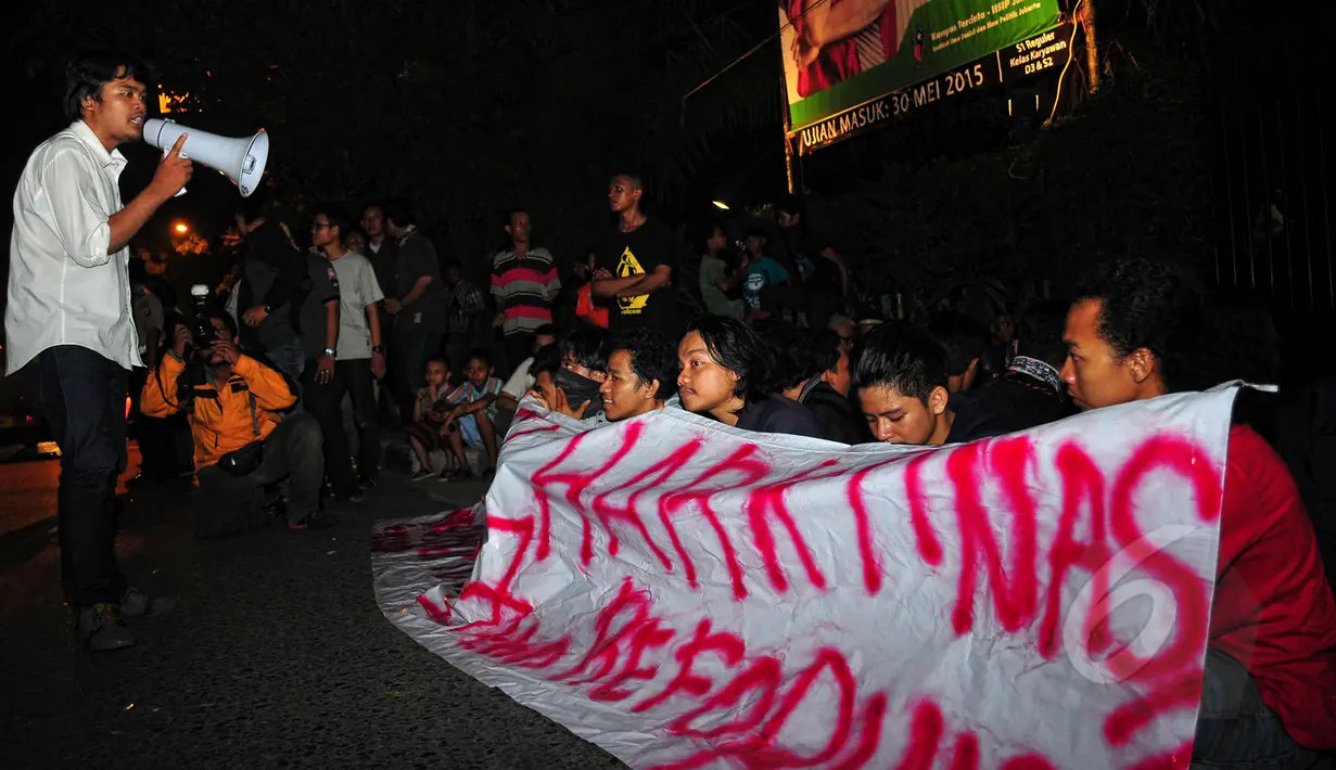 Mahasiswa dari Keluarga Mahasiswa Institut Ilmu Sosial dan Ilmu Politik Jakarta (KM IISIP) juga menggelar aksi duduk di depan Kampus IISIP, Jakarta, Rabu (20/5). Mereka menyuarakan agar pemerintahan Jokowi-JK lebih pro rakyat. (Liputan6.com/Yoppy Renato)