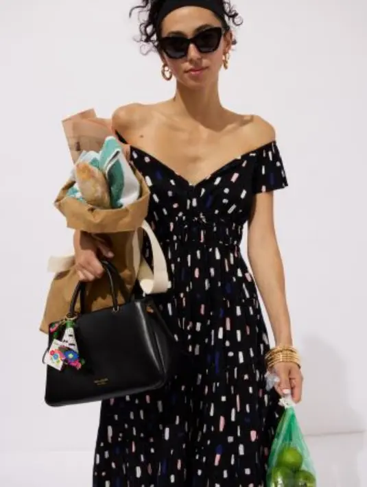 <p>Koleksi Kate Spade kali ini mengedepankan gaya neo-klasik dengan sentuhan subversif diinterpretasikan dalam proporsi yang playful, menciptakan perpaduan feminitas yang effortless dengan subtle edge. Siluet yang relaxed (seperti loose-fitting jeans, shift dress, dan celana kargo) yang dipadukan item yang timeless (renda, eyelet, denim, dan tweed) menghasilkan persepsi baru terhadap everyday wear yang terasa &lsquo;mudah&rsquo; dan nyaman. [Kate Spade New York]</p>
