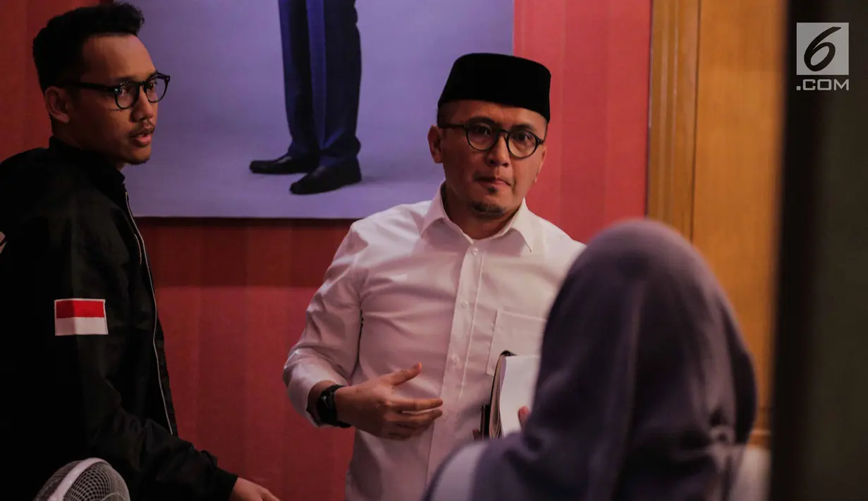 Direktur Konten TKN Jokowi-Ma'ruf Amin, Fiki Satari (tengah) usai memberikan keterangan terkait OTT KPK terhadap Ketum PPP Romahurmuziy, Jakarta, Jumat (15/3). KPK mengonfirmasi telah melakukan OTT terhadao Romahurmuziy. (Liputan6.com/Faizal Fanani)