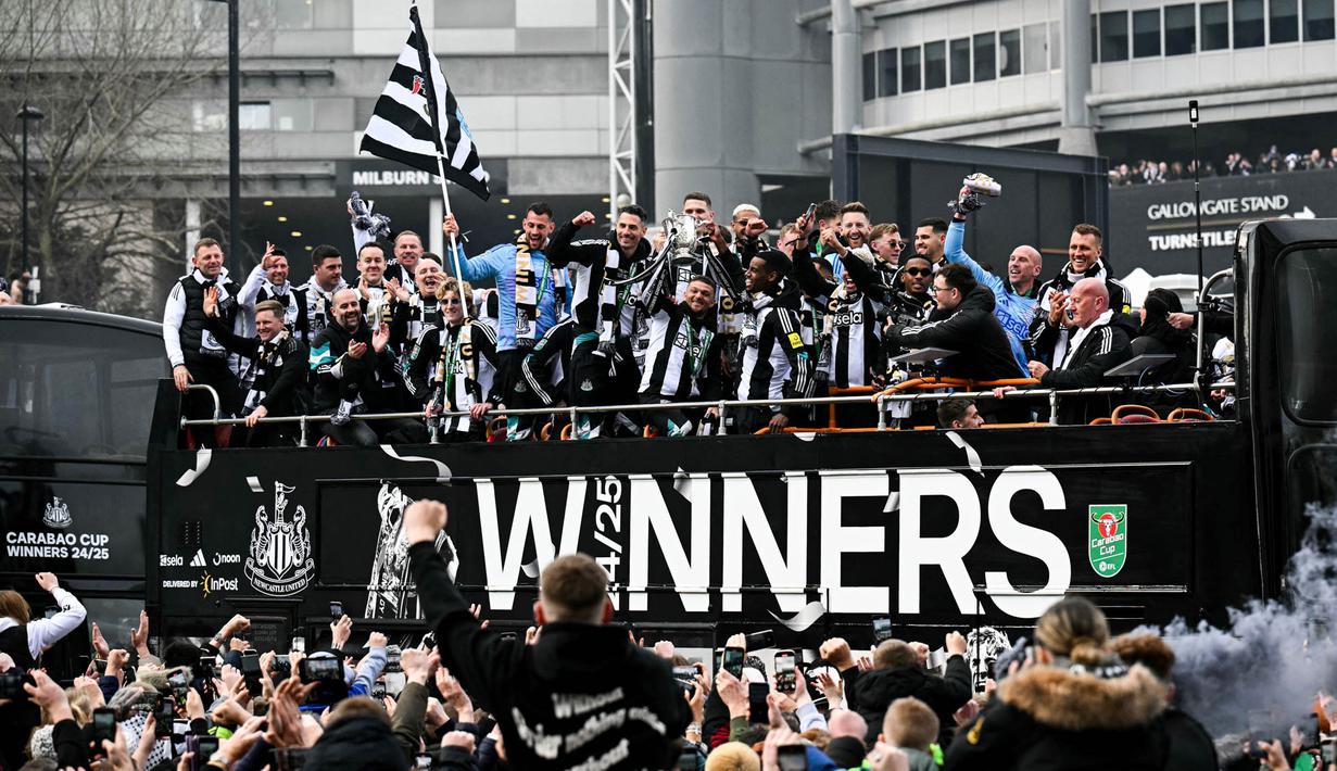 Para suporter The Magpies tumpah ruah dalam perayaan yang telah dinantikan selama 70 tahun ini. (AFP/Oli Scarff)