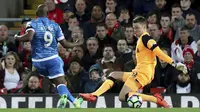 Kiper Liverpool, Simon Mignolet, berusaha menghalau bola tendangan striker Bournemouth, Benik Afobe. Meski hanya meraih hasil imbang, Liverpool tetap menempati posisi ketiga klasemen liga Inggris dengan 60 poin. (AP/Martin Rickett).