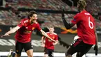 Pemain Manchester United Edinson Cavani (kiri) melakukan selebrasi usai mencetak gol ke gawang AS Roma pada leg pertama semifinal Liga Europa di Old Trafford, Manchester, Inggris, Kamis (29/4/2021). Manchester United menang 6-2. (AP Photo/Jon Super)