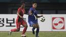 Gelandang Timnas Indonesia, Febri Hariyadi, berebut bola dengan pemain Taiwan pada laga Grup A Asian Games di Stadion Patriot, Jawa Barat, Minggu (12/8/2018). (Bola.com/Vitalis Yogi Trisna)