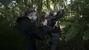 Seorang siswa mengamati sekelompok tamarin singa emas selama tur observasi di properti mitra pribadi taman ekologis tamarin singa emas, di kawasan Hutan Atlantik Silva Jardim, Rio de Janeiro, Brasil, Kamis (16/6/2022). Tamarin Singa Emas–Marmoset emas, adalah monyet kecil yang merupakan spesies asli hutan pantawi Atlantik Brasil–baru-baru ini terancam. (AP Photo/Bruna Prado)