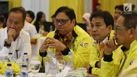 Ketum Partai Golkar Airlangga Hartarto, Anggota DPR Aziz Zyamsudin, Mensos Agus Gumiwang Kartasasmita dan Sekjen Partai Golkar Lodewijk Freidrich Paulus melakukan pemantauan Aplikasi Android SaksiKu untuk Saksi Partai Golkar di TPS pada Pemilu 2019, Jakarta, Selasa (16/4). (Liputan6.com/Johan Tallo)