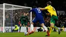 Pemain Chelsea, Alvaro Morata berebut bola dengan pemain Norwich City, Christoph Zimmermann pada partai ulangan babak ketiga Piala FA di Stadion Stamford Bridge, Rabu (17/1). Chelsea menang lewat adu penalti dengan skor 5-3. (AP/Alastair Grant)