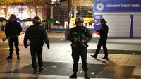 Pihak kepolisian dengan senjata lengkap berjaga akibat tindak terorrisme di sekitar Stadion Stade de France, Prancis, Sabtu (13/11/2015). (Reuters/Benoit Tessier)