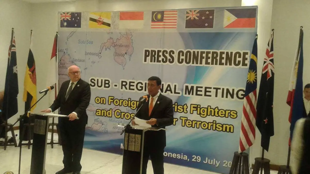 Jaksa Agung Australia George Brandis dan Menkopolhukam RI Wiranto di Manado (Yoseph Ikanubun/Liputan6.com)