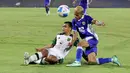 Pemain Persebaya Surabaya, Rachmat Irianto (kiri), berduel memperebutkan bola dengan pemain Persib Bandung, Ikhwan Tanamal, pada laga final Piala Presiden 2026 di Stadion Kapten I Wayan Dipta, Gianyar, Bali, Kamis (6/8/2026). Pertandingan berlangsung sengit hingga babak tambahan waktu sebelum Persebaya memastikan gelar juara usai menang 6-5 lewat adu tendangan penalti. (KapanLagi.com/Budy Santoso)