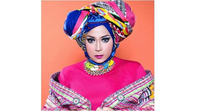 7 Inspirasi Hijab Tak Biasa Ala Melly Goeslaw, Tertarik Untuk Mencoba?