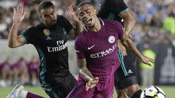 Striker Manchester City, Gabriel Jesus, dijatuhkan bek Real Madrid, Daniel Carvajal, pada laga ICC di Stadion Memorial Coliseum, California, Rabu (26/7/2017). Manchester City menang 4-1 atas Real Madrid. (AP/Jae C Hong)