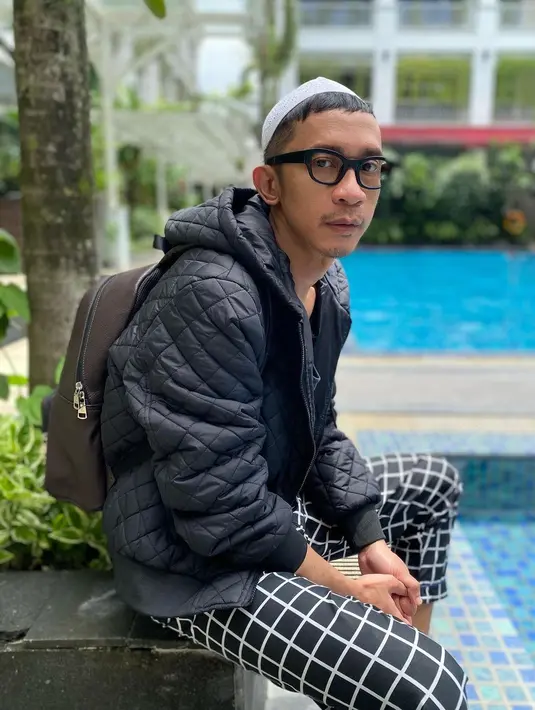 Aming juga berpenampilan kasual dalam kesehariannya, mengenakan kaus polos dan celana panjang. [@amingisback].