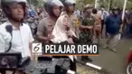 Seorang Ibu menangis mencari anaknya di kerumunan aksi demonstrasi pelajar yang terjadi di gedung DPR RI, rabu (25/9/2019). Sang Ibu menyampaikan pesan bahwa tugas pelajar adalah belajar.