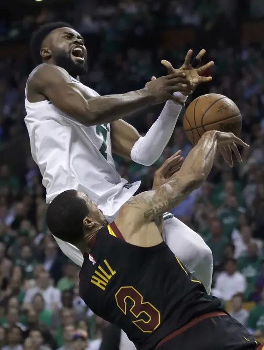 Pemain Cleveland Cavaliers, George Hill (3) berusaha menahan laju pemain Boston Celtics, Jaylen Brown pada gim kelima final NBA Wilayah Timur di TD Garden, Boston, (23/5/2018). Boston Celtics menang 96-83. (AP/Charles Krupa)