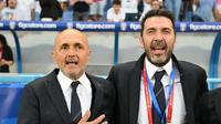 Luciano Spalletti dan Gianluigi Buffon yang merupakan salah satu staf kepelatihan Timnas Italia. (Alberto PIZZOLI / AFP)