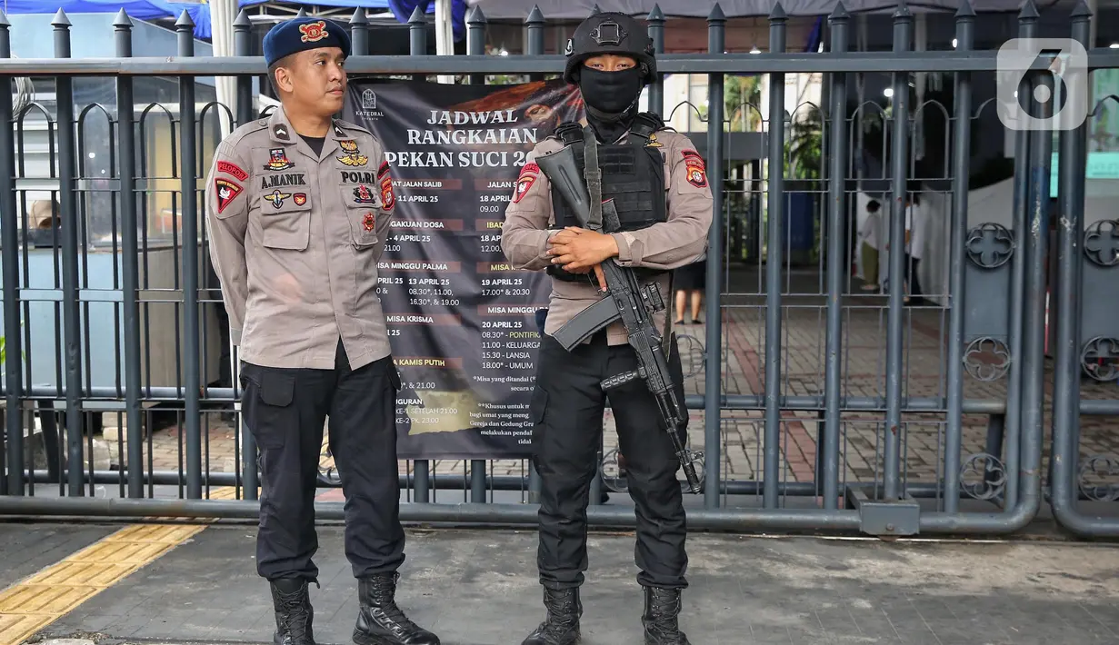 Kepolisian Republik Indonesia (Polri) mulai bersiaga untuk memastikan ibadah berjalan aman dan khidmat pada Kamis (17/4/2025). (Liputan6.com/Angga Yuniar)