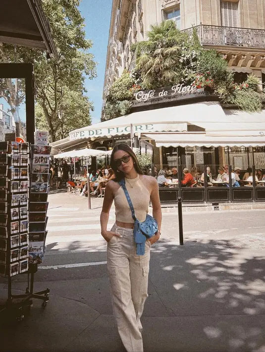 Nuansa netral seperti dikenakan Alyssa dalam gayanya kali pun menarik. Ia tampak mengenakan halter-neck tank top bernuansa netral, dipadu dengan cargo pants yang senada. Sling bag Balenciaganya yang berwarna baby blue dan sunglasses menjadi statement item yang menyempurnakan keseluruhan penampilannya. Foto: Instagram.