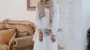 baju dress brukat putih sangat cocok dipadu padankan dengan jilbab nude, lho. (instagram/darieenz)