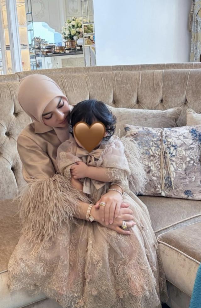 Furnitur Pilihan Sofa Beludru dan Tirai Brokat Mewah