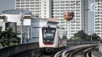 Kereta Light Rail Transit (LRT) melintas di Jakarta, Selasa (24/1/2023). Melalui kampanye #NyamankanJakarta, LRT Jakarta ingin mewujudkan pelayanan transportasi publik yang prima dengan menumbuhkan rasa aman, nyaman, dan ramah lingkungan bagi para pengguna. (merdeka.com/Iqbal S. Nugroho)
