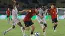 <p>Pemain Timnas Spanyol U-17, Hector Fort (tengah) berusaha melewati hadangan pemain Mali U-17 dalam pertandingan babak penyisihan Grup B Piala Dunia U-17 di Stadion Manahan, Solo. Senin (13/11/2023). (Bola.com/Arief Bagus)</p>