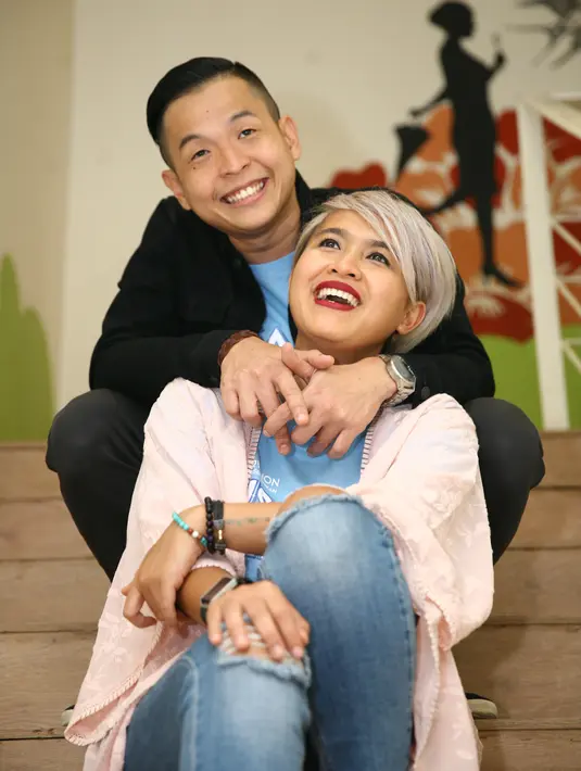 Sebelumnya, film garapan Ernest Pakasa sukses dipasaran. Pemeran, pelawak tunggal, komedian, Penulis, dan sutradara itu sebelumnya menggarap film Ngenest dan Cek Toko Sebelah. Dan keduanya mendapat sambutan baik dari pecinta film.(Nurwahyunan/Bintang.com)