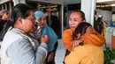 Anggota keluarga dan kerabat menunggu kabar terbaru tentang operasi pencarian sebuah kapal feri yang tenggelam di lepas pantai Bali, di Pelabuhan Ketapang, Banyuwangi, Jawa Timur, pada Kamis 3 Juli 2025. (Foto oleh AFP)
