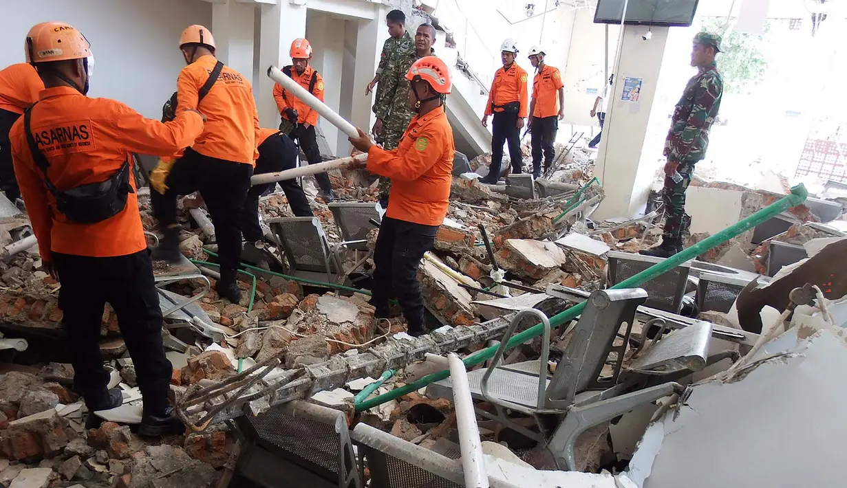 Tim penyelamat mencari korban di reruntuhan setelah gempa berkekuatan magnitudo 7,7 mengguncang Pulau Flores di  Pelabuhan Laurensius Say di Maumere, Sikka, Nusa Tenggara Timur, Sabtu, 15 Agustus 2026. (AFP/ Arnold Welianto)