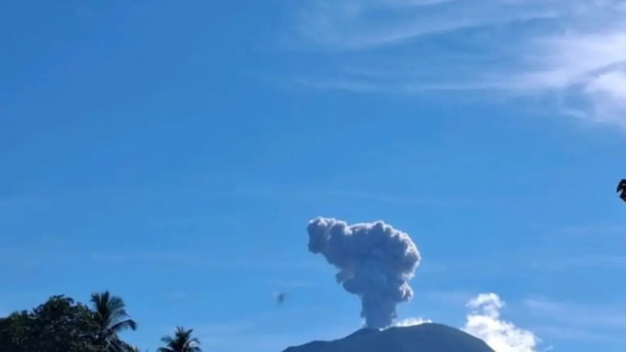 Gunung Ibu lontarkan abu setinggi hingga 600 meter