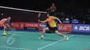 Pertarungan sengit antara Hendra/Ahsan melawan Fu Haifeng/Zhang Nan asal Tiongkok di semifinal BCA Indonesia Open Superseries Premier 2015, Jakarta, Sabtu (6/6/2015). Fu Haifeng/Zhang Nan 20-22, 21-18 dan 15-21. (Liputan6.com/Herman Zakharia)