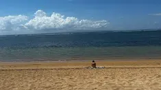 Bukan foto berdua, Bio One unggah foto Jubilee Marisa yang sedang menghadap pantai. Meski tidak menandakan nama akun Instagram Jubilee, namun netizen sudah ramai menebak jika wanita tersebut adalah Jubilee Marisa. Bahkan Jubilee Marisa bubuhkan komentar love yang seakan menunjukkan bahwa ia dan Bio One kini sudah go public hubungannya. (Liputan6.com/IG/@bojvoyej)