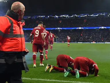 Pemain Liverpool Mohamed Salah (kanan) bersama rekannya Sadio Mane melakukan sujud syukur saat melakukan selebrasi usai mencetak gol ke gawang Manchester City dalam pertandingan Liga Champions di Etihad Stadium (10/4). (AFP/Paul Ellis)