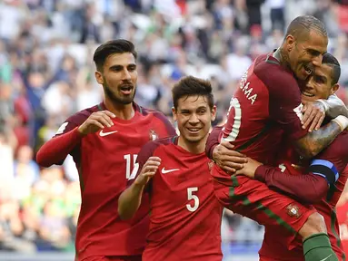 Para pemain Portugal merayakan gol Ricardo Quaresma saat melwan Meksiko pada laga Piala Konfederasi 2017 grup A di Kazan Arena, (18/6/2017). Portugal bermain imbang 2-2. (AP/Martin Meissner)