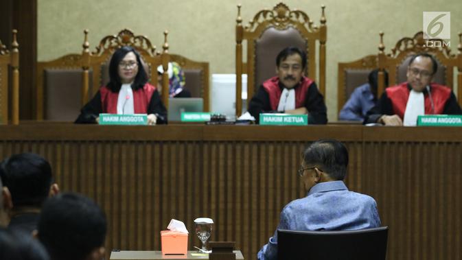 Wakil Presiden, Jusuf Kalla (membelakangi lensa) saat menjadi saksi pada sidang lanjutan pengajuan PK atas putusan kasasi kasus DOM dengan pemohon Jero Wacik di Pengadilan Tipikor, Jakarta, Senin (13/8). (Liputan6.com/Helmi Fithriansyah)