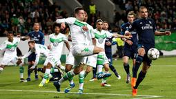 Perebutan bola antara pemain Wolfsburg dan Real Madrid pada leg pertama perempat final Liga Champions di Volkswagen Arena, Wolfsburg, Kamis (7/4/2016) dini hari WIB. (AFP/Odd Andersen)